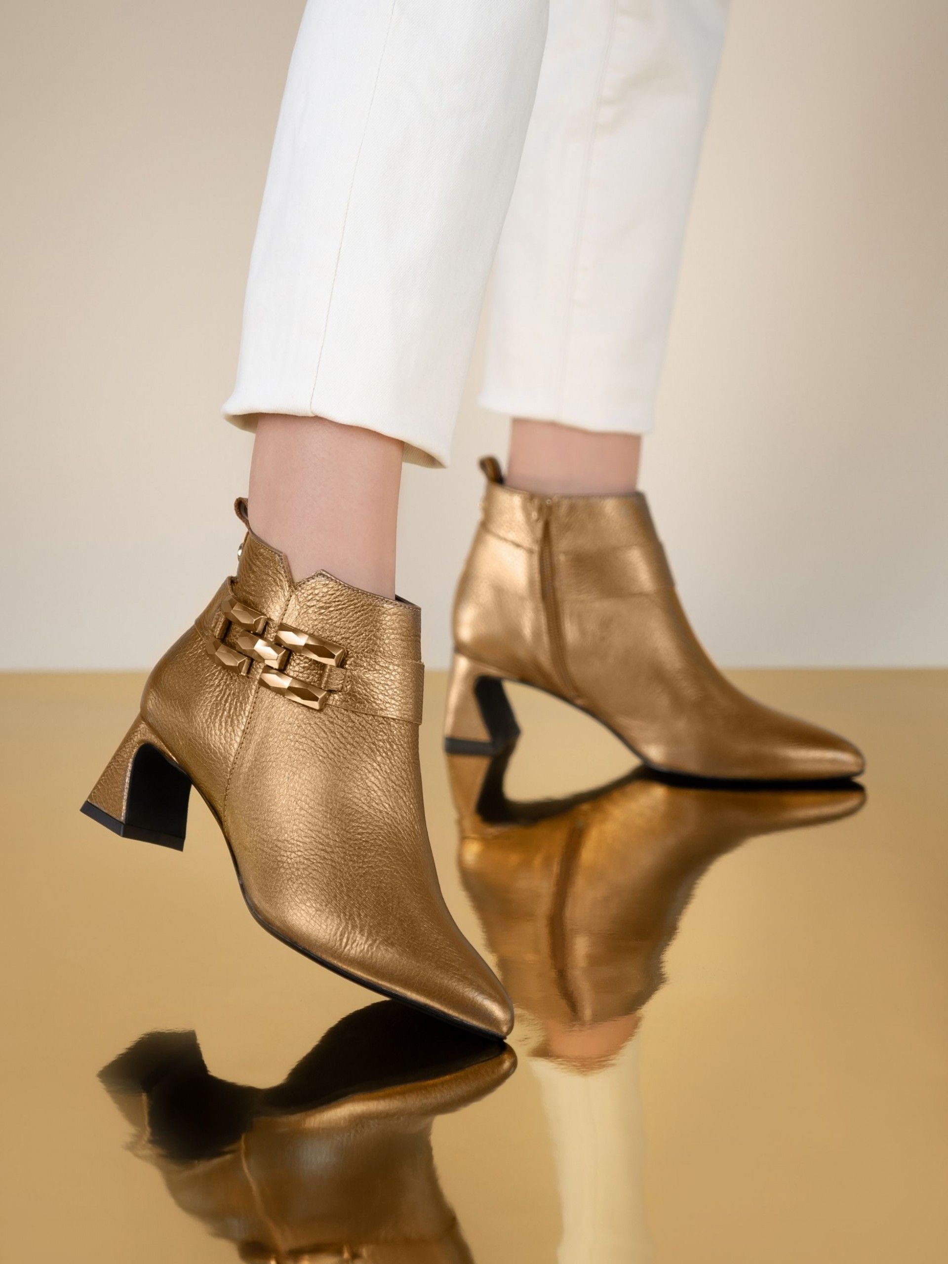 Botim Salto Médio em Pele  Lori 42